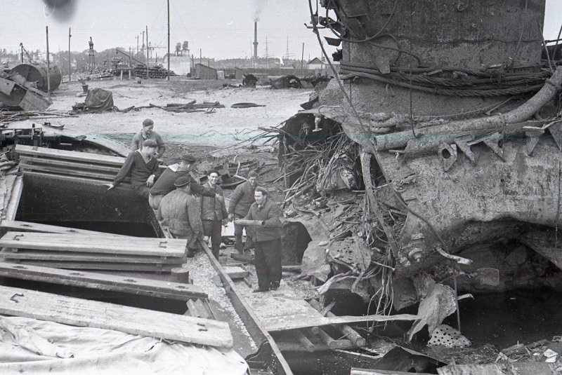 С-11 разоружение погибшей в 1941 г. Изъятие артиллерийских снарядов из артпогреба, 1956г. (2)